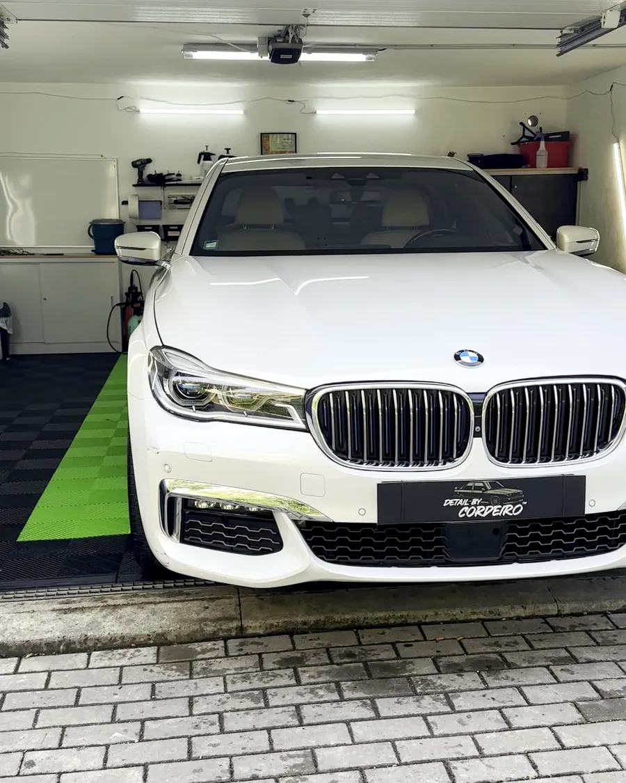 BMW Série 7 no estúdio, no dia da entrega