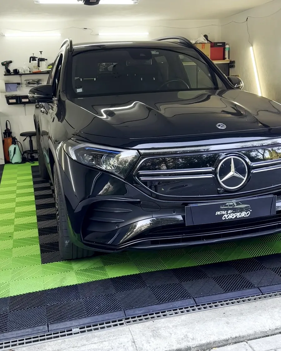 Mercedes EQA no estúdio, no dia da entrega