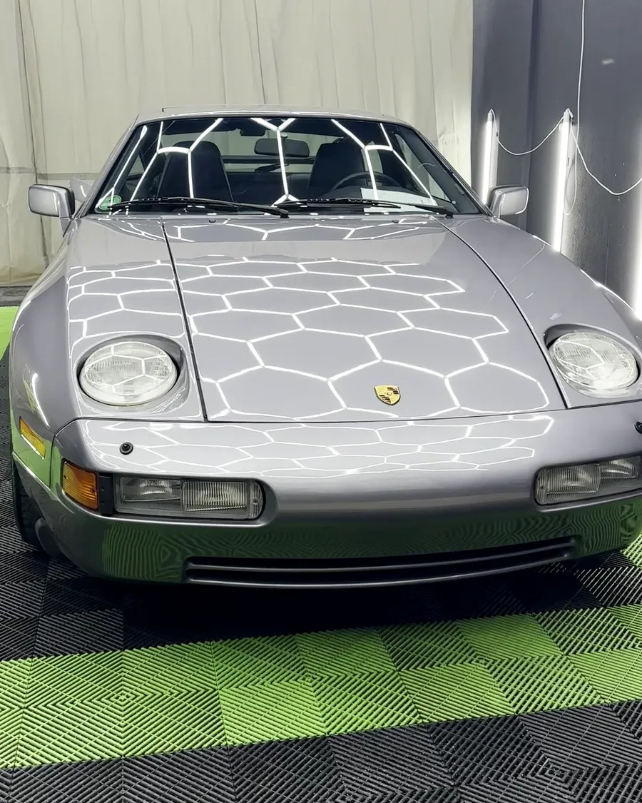 Porsche 928 S4 no estúdio, no dia da entrega