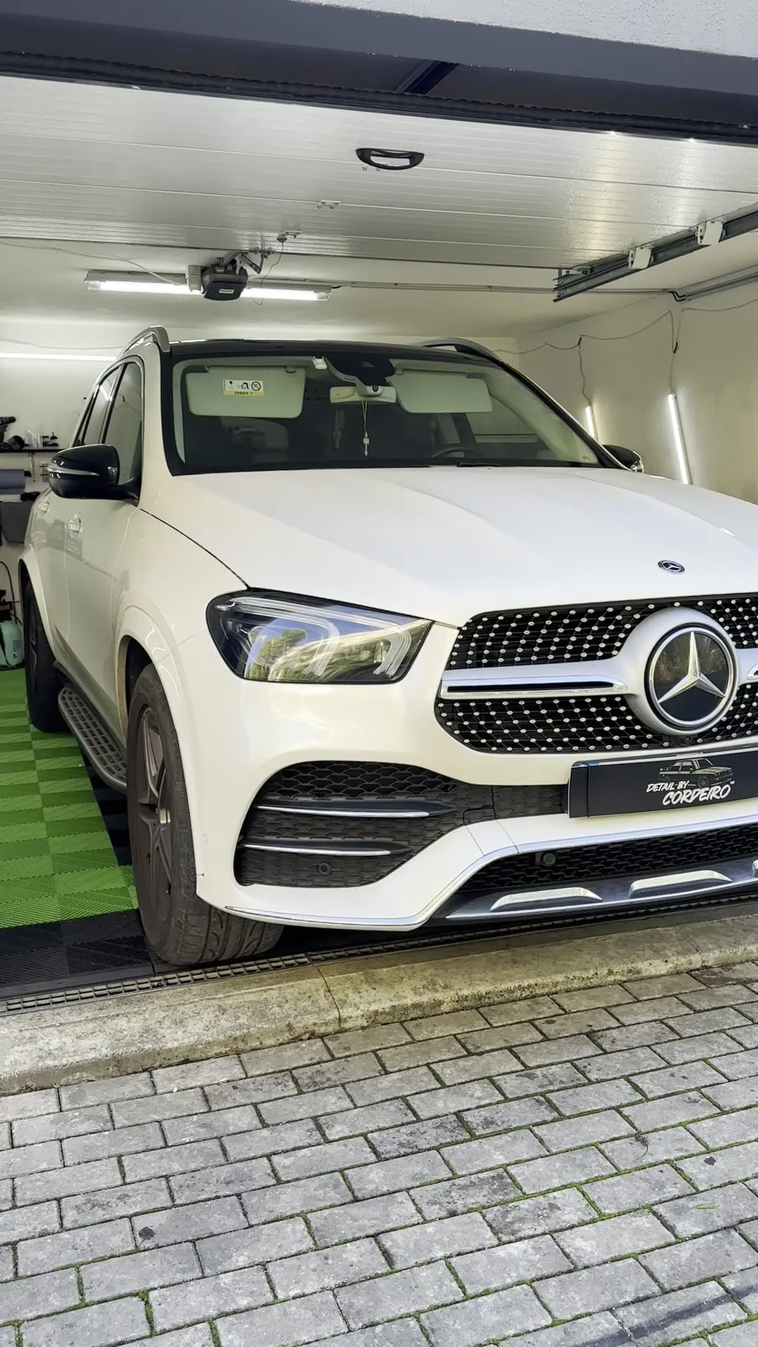 Mercedes GLE branco no estúdio, pronto a entregar